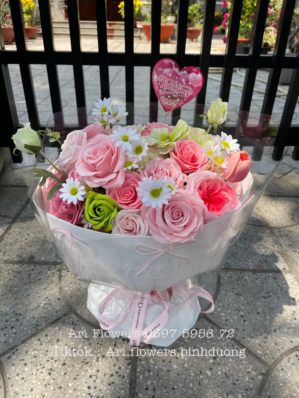 🌸🎀 HOA HỒNG SÁP MIX CÚC TANA – GIẤY KÍNH NƠ HỒNG NGỌT NGÀO 🎀🌸